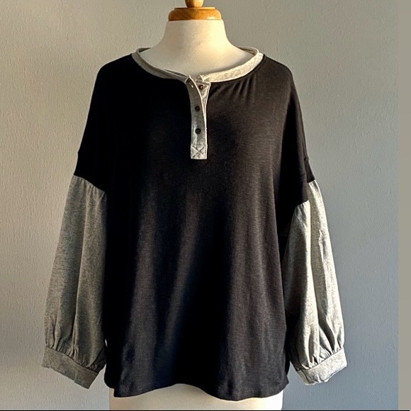 Women’s Umgee  Billow  Sleeve Top with Buttons - Picture 5 of 7